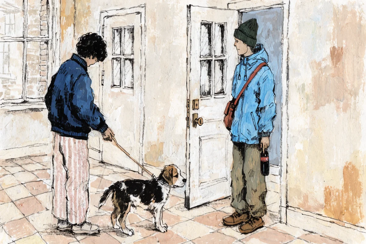 Щенок встречает гостя спокойно под контролем хозяйки